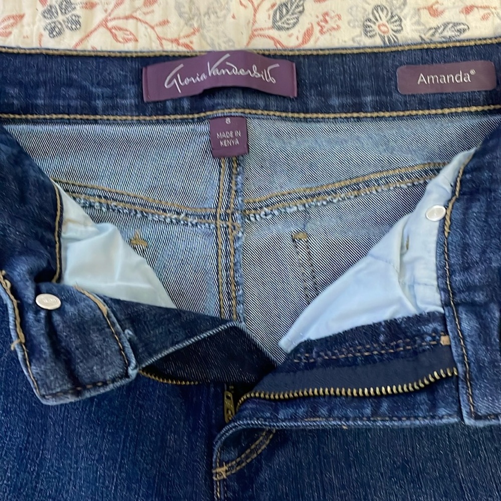 Gloria Vanderbilt Amanda cut medium wash jeans- size 8